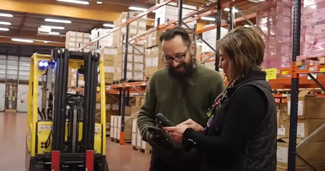 Deux personnes gérant des stocks dans un entrepôt