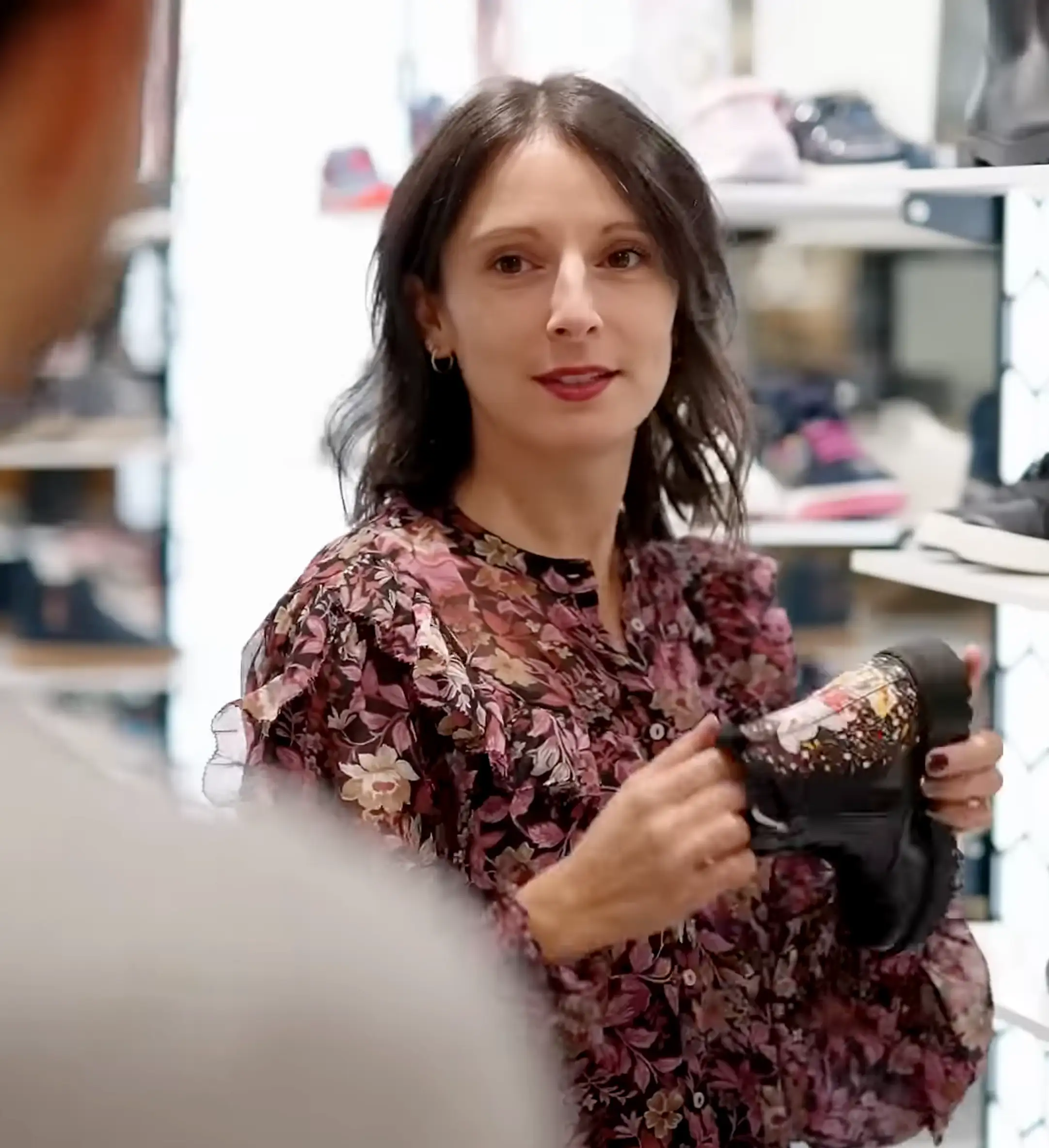 Une vendeuse conseillant une cliente dans un magasin de chaussures