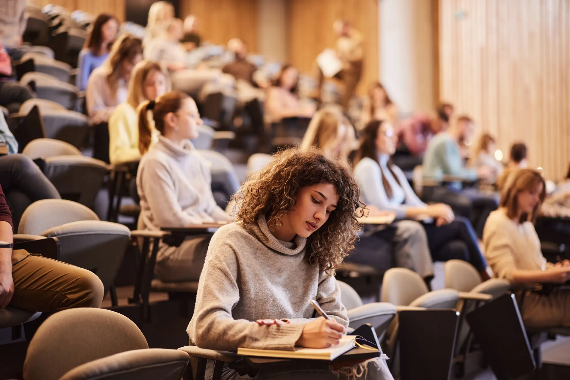 Jeune femme à l'université
