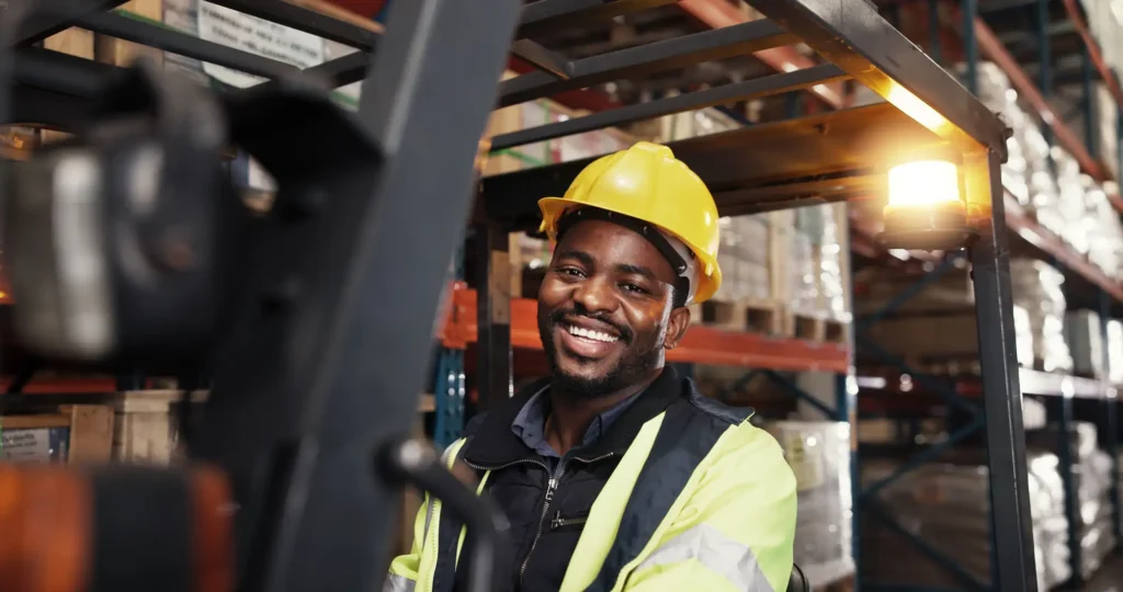 Homme conduisant un transpalette